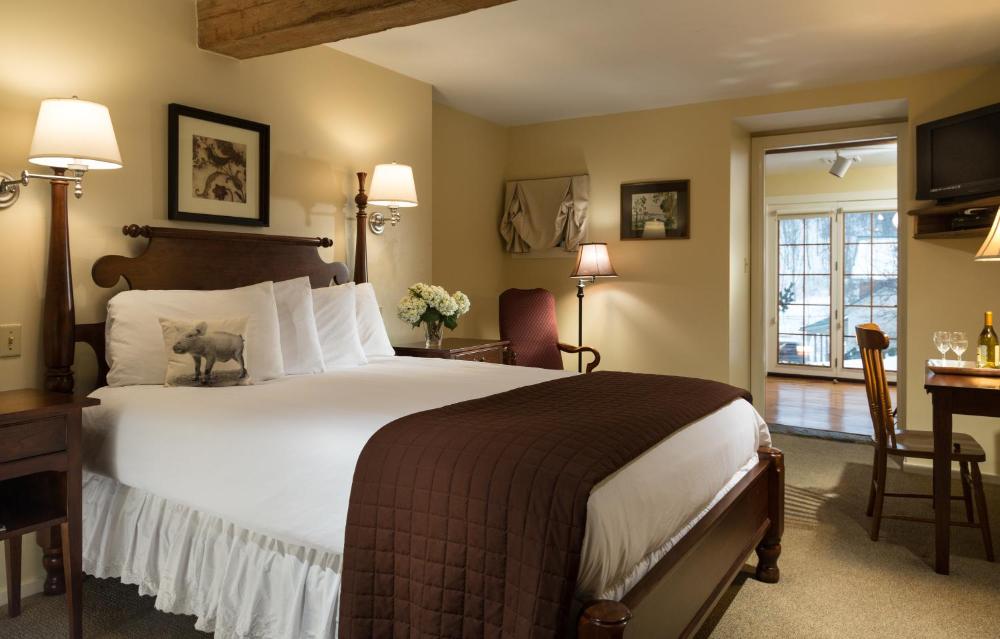 Deluxe Queen Room interior